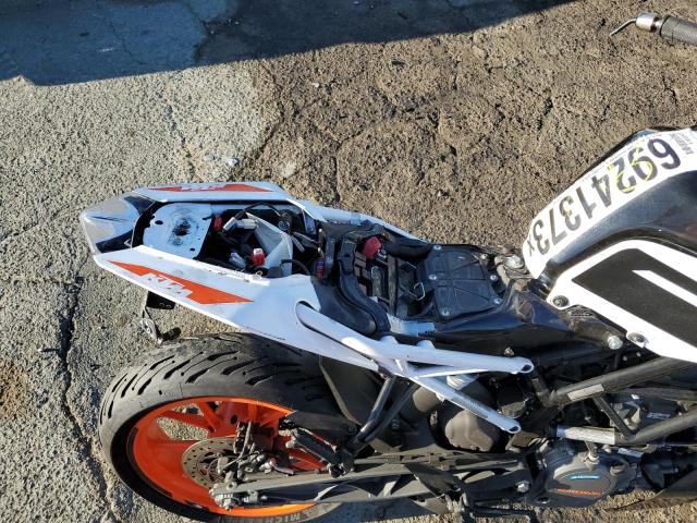 MD2JPC404MC031570 - 2021 KTM 200 DUKE WHITE photo 9