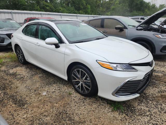 4T1F11BK0PU107995 - 2023 TOYOTA CAMRY XLE Weiß Foto 4