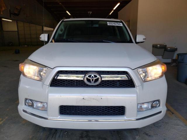 JTEZU5JR4D5051236 - 2013 TOYOTA 4RUNNER SR5 WHITE photo 5