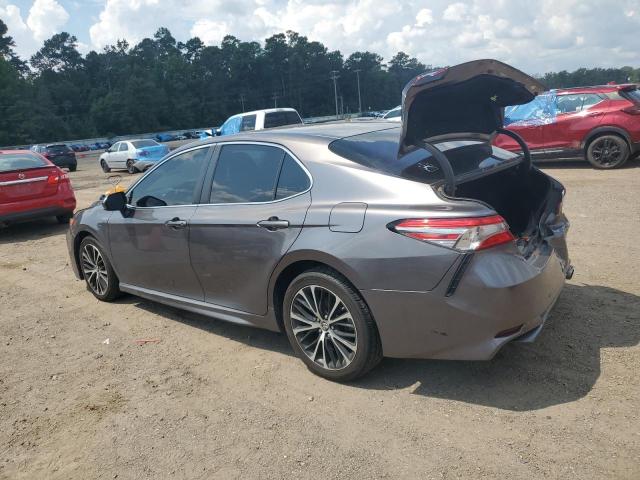 4T1B11HK2JU588393 - 2018 TOYOTA CAMRY L GRAY photo 2