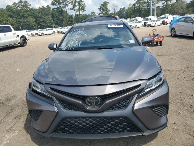 4T1B11HK2JU588393 - 2018 TOYOTA CAMRY L GRAY photo 5