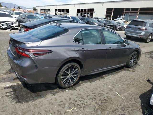 4T1G11AK2NU037077 - 2022 TOYOTA CAMRY SE ნაცრისფერი ფოტო 3