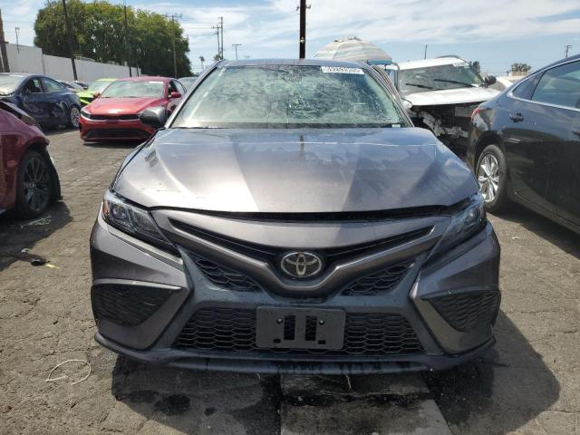 4T1G11AK2NU037077 - 2022 TOYOTA CAMRY SE ნაცრისფერი ფოტო 5
