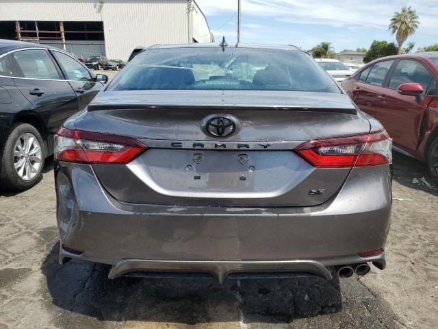 4T1G11AK2NU037077 - 2022 TOYOTA CAMRY SE ნაცრისფერი ფოტო 6
