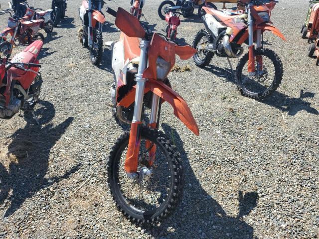 VBKEXG404RM132087 - 2024 KTM ENDURO ORANGE photo 2