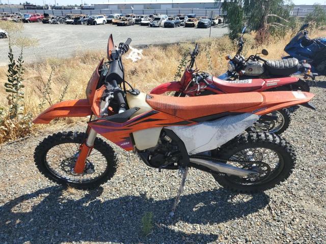 VBKEXG404RM132087 - 2024 KTM ENDURO ORANGE photo 3