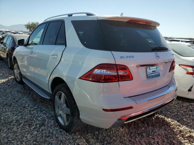 4JGDA7DB5DA235623 - 2013 MERCEDES-BENZ ML 550 4MATIC WHITE photo 2