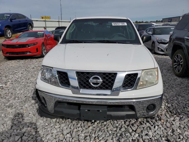 1N6AD07U99C427526 - 2009 NISSAN FRONTIER CREW CAB SE WHITE photo 5