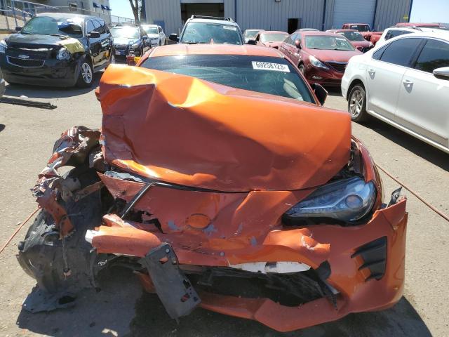 JF1ZNAA18H8708957 - 2017 TOYOTA 86 BASE ORANGE photo 5