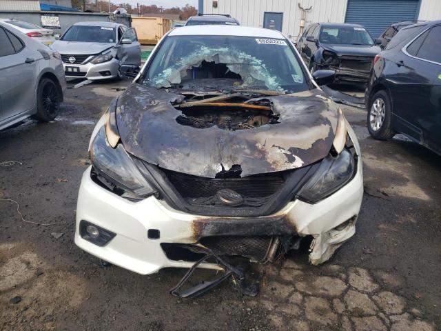 1N4AL3AP3JC274632 - 2018 NISSAN ALTIMA 2.5 WHITE photo 5