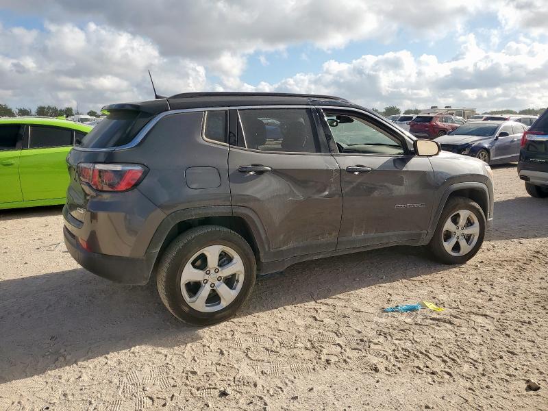 3C4NJDBB5JT282178 - 2018 JEEP COMPASS LATITUDE შავი ფოტო 3