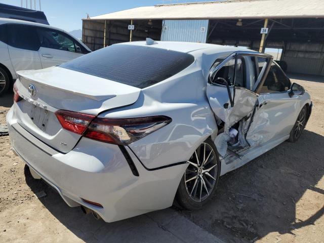 4T1G11AKXNU012105 - 2022 TOYOTA CAMRY SE WHITE photo 3