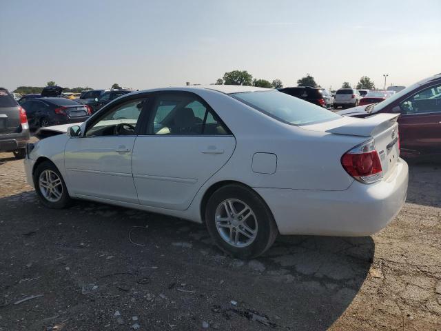 4T1BE32K75U023538 - 2005 TOYOTA CAMRY LE WHITE photo 2