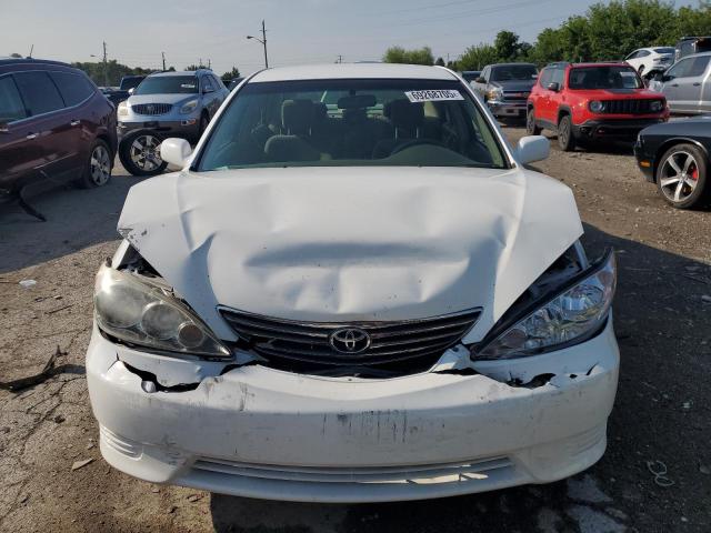4T1BE32K75U023538 - 2005 TOYOTA CAMRY LE WHITE photo 5