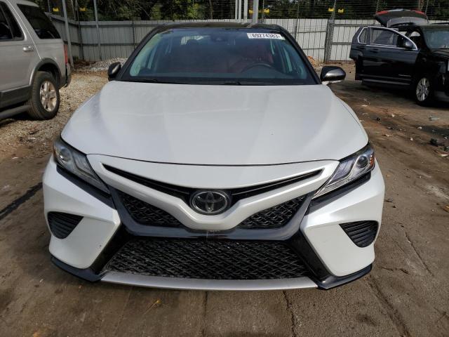 4T1BZ1HKXKU032505 - 2019 TOYOTA CAMRY XSE WHITE photo 5