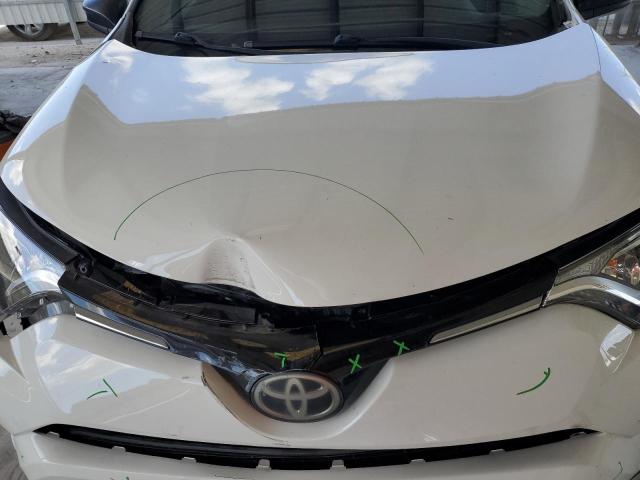 JTMZFREV4HJ115432 - 2017 TOYOTA RAV4 LE 白色 照片 12