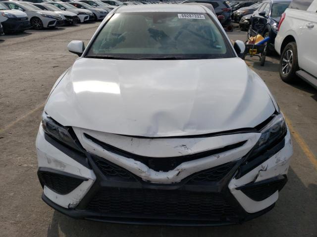 4T1G11AKXPU770416 - 2023 TOYOTA CAMRY SE NIGHT SHADE WHITE photo 5