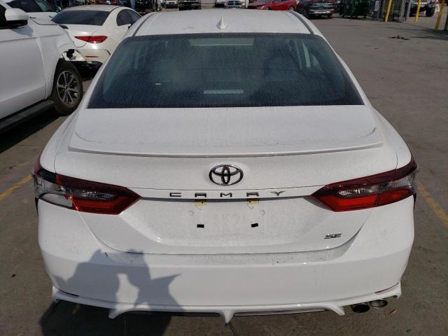 4T1G11AKXPU770416 - 2023 TOYOTA CAMRY SE NIGHT SHADE WHITE photo 6