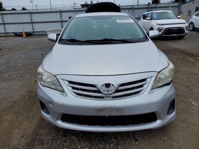 2T1BU4EE8DC956931 - 2013 TOYOTA COROLLA BASE Argent photo 5