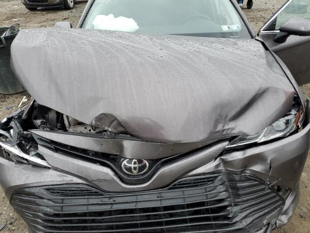 4T1B11HK5JU024978 - 2018 TOYOTA CAMRY L GRAY photo 11