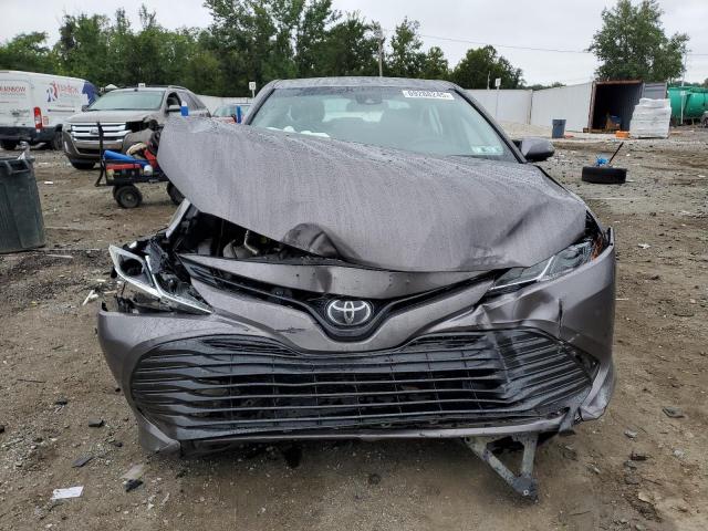 4T1B11HK5JU024978 - 2018 TOYOTA CAMRY L GRAY photo 5
