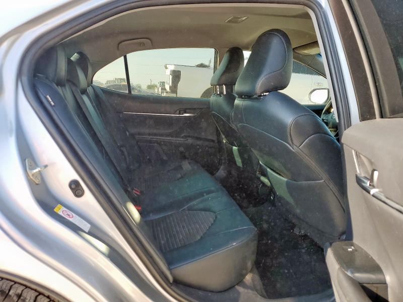 4T1B11HK3JU671427 - 2018 TOYOTA CAMRY L SILVER photo 10