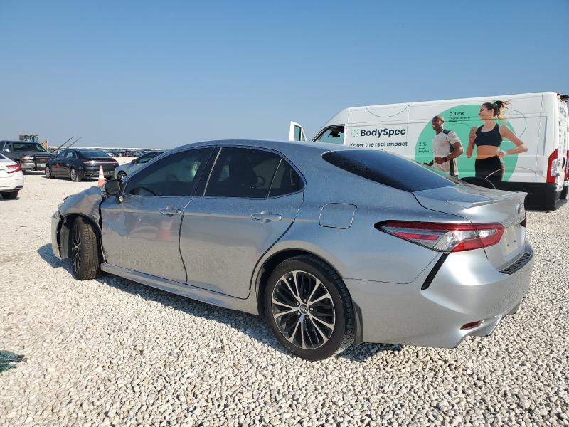 4T1B11HK3JU671427 - 2018 TOYOTA CAMRY L SILVER photo 2