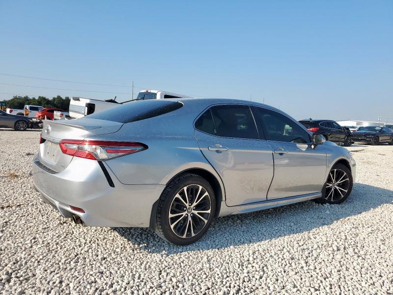 4T1B11HK3JU671427 - 2018 TOYOTA CAMRY L SILVER photo 3