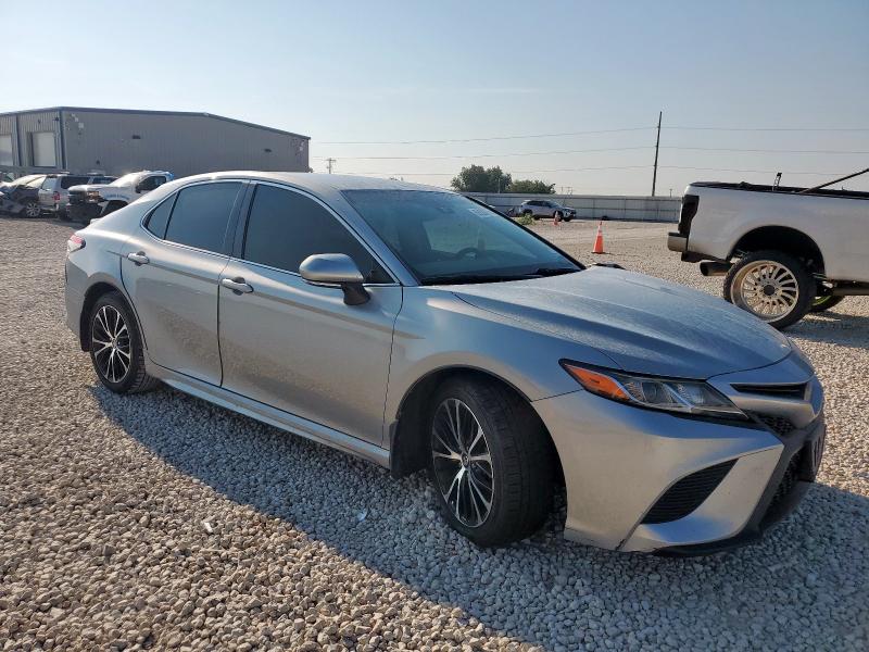 4T1B11HK3JU671427 - 2018 TOYOTA CAMRY L SILVER photo 4