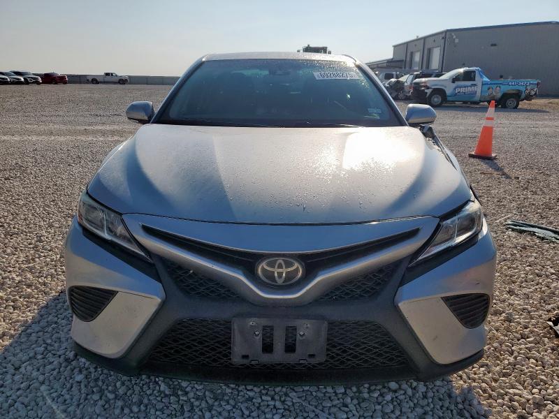 4T1B11HK3JU671427 - 2018 TOYOTA CAMRY L SILVER photo 5