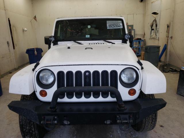 1J4BA5H13BL532659 - 2011 JEEP WRANGLER U SAHARA WHITE photo 5