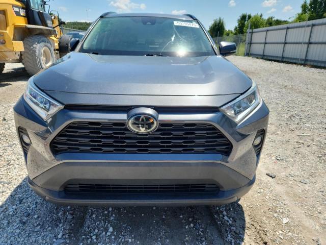 2T3W1RFV6KC012426 - 2019 TOYOTA RAV4 XLE Темно-сірий фото 5