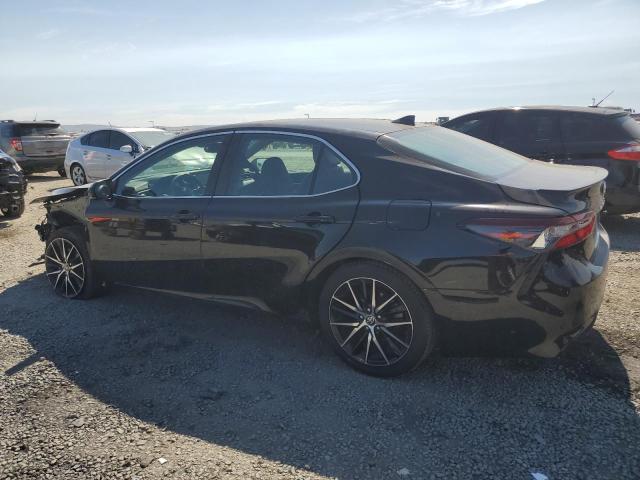 4T1T11AK5NU661258 - 2022 TOYOTA CAMRY SE BLACK photo 2