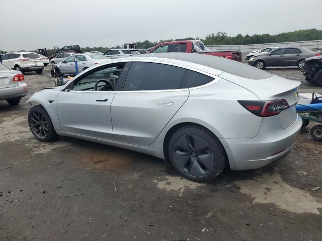 5YJ3E1EB0JF114596 - 2018 TESLA MODEL 3 SILVER photo 2