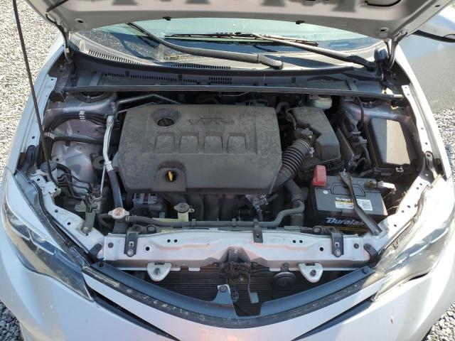 5YFBURHE5JP814976 - 2018 TOYOTA COROLLA L 银色 照片 11