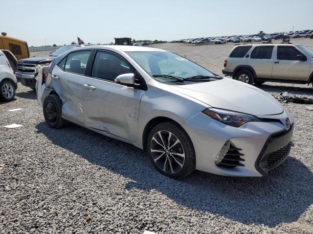 5YFBURHE5JP814976 - 2018 TOYOTA COROLLA L 银色 照片 4