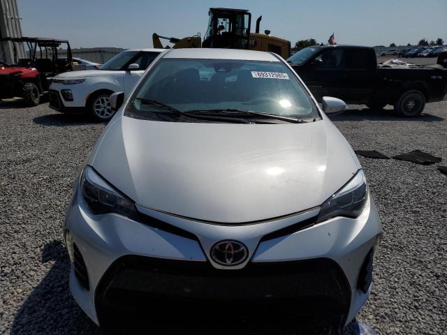 5YFBURHE5JP814976 - 2018 TOYOTA COROLLA L 银色 照片 5