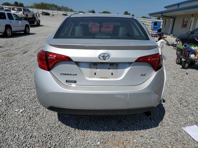 5YFBURHE5JP814976 - 2018 TOYOTA COROLLA L 银色 照片 6