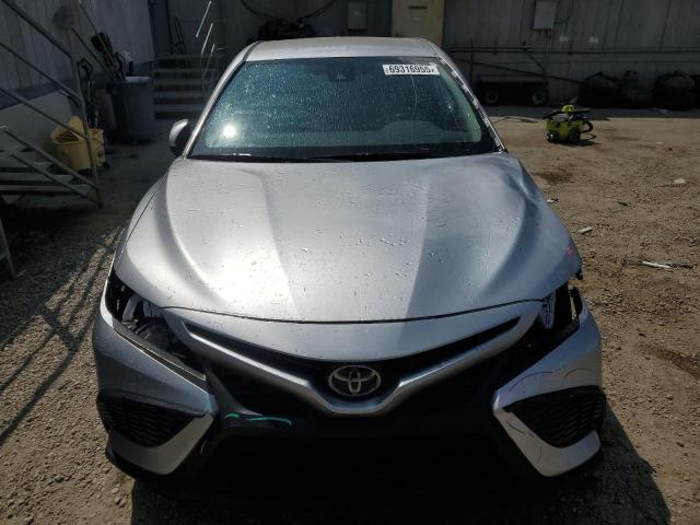 4T1G11AKXPU747153 - 2023 TOYOTA CAMRY SE NIGHT SHADE SILVER photo 5