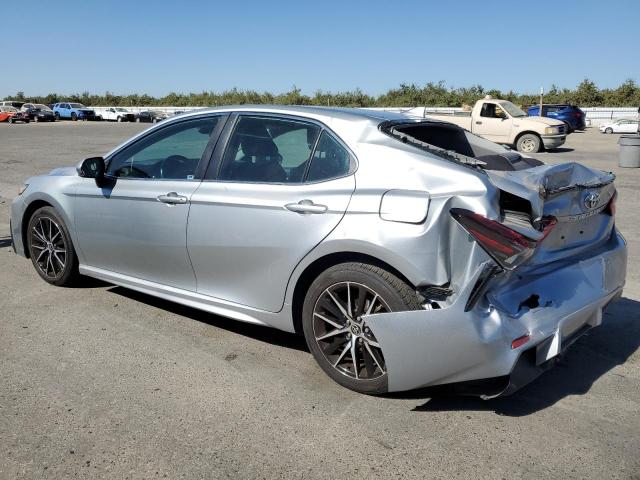 4T1T11BK9NU052463 - 2022 TOYOTA CAMRY SE SILVER photo 2