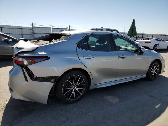 4T1T11BK9NU052463 - 2022 TOYOTA CAMRY SE SILVER photo 3