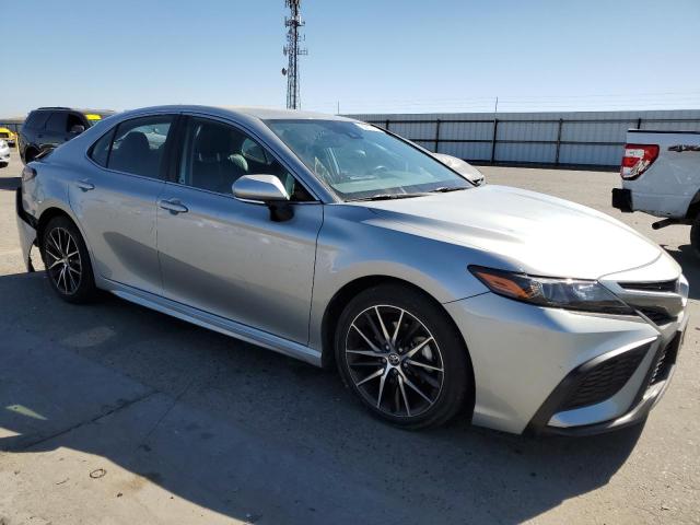 4T1T11BK9NU052463 - 2022 TOYOTA CAMRY SE SILVER photo 4