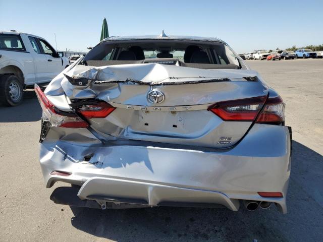 4T1T11BK9NU052463 - 2022 TOYOTA CAMRY SE SILVER photo 6