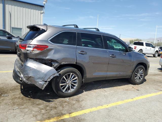 5TDKZRFH4KS359433 - 2019 TOYOTA HIGHLANDER SE GRAY photo 3