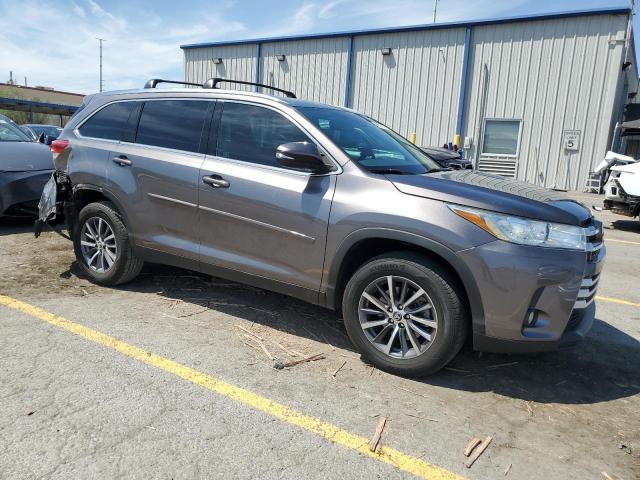5TDKZRFH4KS359433 - 2019 TOYOTA HIGHLANDER SE GRAY photo 4