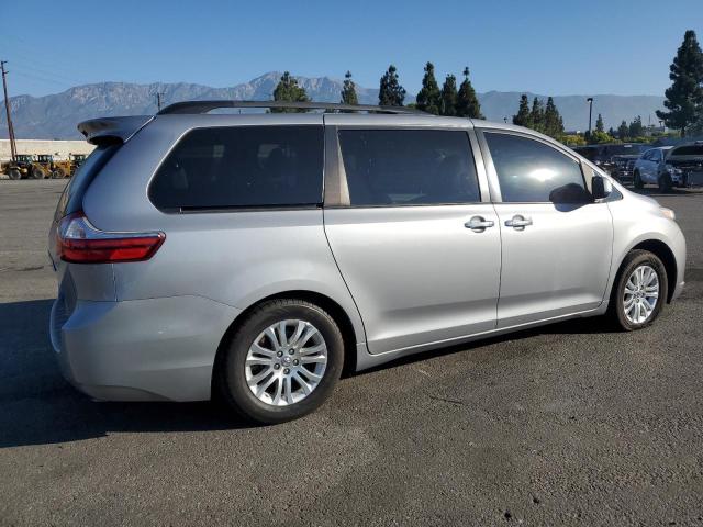 5TDYZ3DC0HS898168 - 2017 TOYOTA SIENNA XLE 银色 照片 3