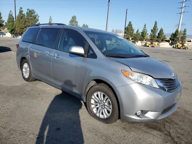5TDYZ3DC0HS898168 - 2017 TOYOTA SIENNA XLE 银色 照片 4