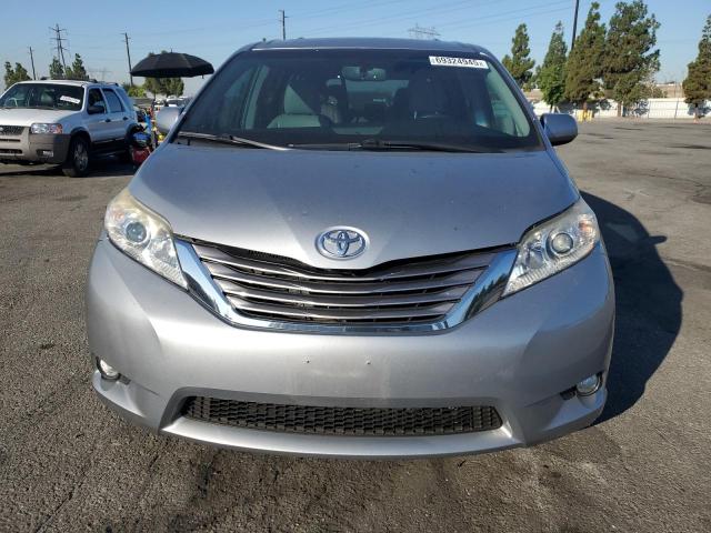 5TDYZ3DC0HS898168 - 2017 TOYOTA SIENNA XLE 银色 照片 5