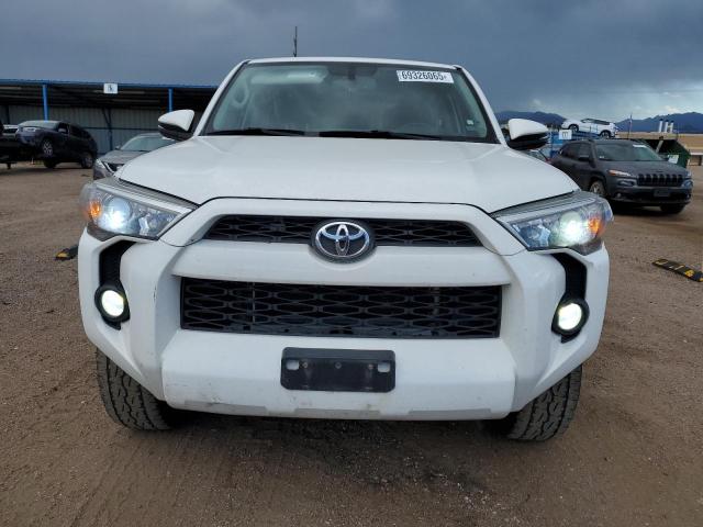 JTEBU5JR9J5557366 - 2018 TOYOTA 4RUNNER SR5/SR5 PREMIUM Weiß Foto 5