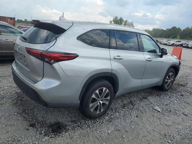 5TDGZRAH4NS542798 - 2022 TOYOTA HIGHLANDER XLE SILVER photo 3